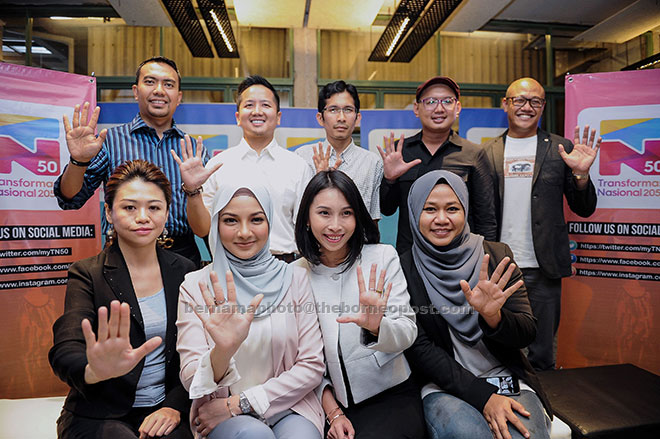  Neelofa (duduk, dua kiri) bergambar bersama Duta Belia Transformasi 2050 (TN50) yang baru diperkenalkan selepas taklimat khas media.  — Gambar Bernama