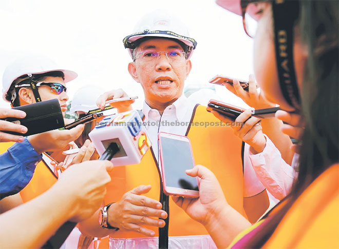  Amiruddin bercakap dengan media di Sungai Buloh semalam. — Gambar Benama