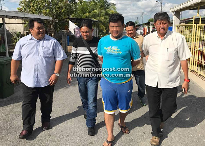  Anggota JSJ IPD Kuching berjaya menahan seorang lagi suspek di Bandar Baharu Samariang.