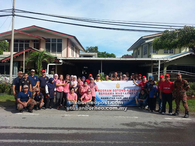  Anggota bomba Lawas bergambar selepas melakukan gotong-royong bersama penduduk.