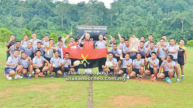  Stephen (tengah) merakam gambar bersama pemain dan pegawai KWRC selepas majlis penyampaian hadiah.