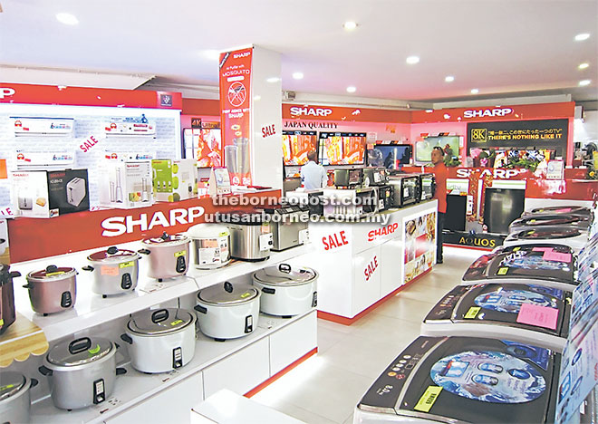  Pelbagai produk Sharp dipamerkan di Kedai Konsep Sharp di Desa Indah 3 Bandar Baru Permyjaya, Miri.