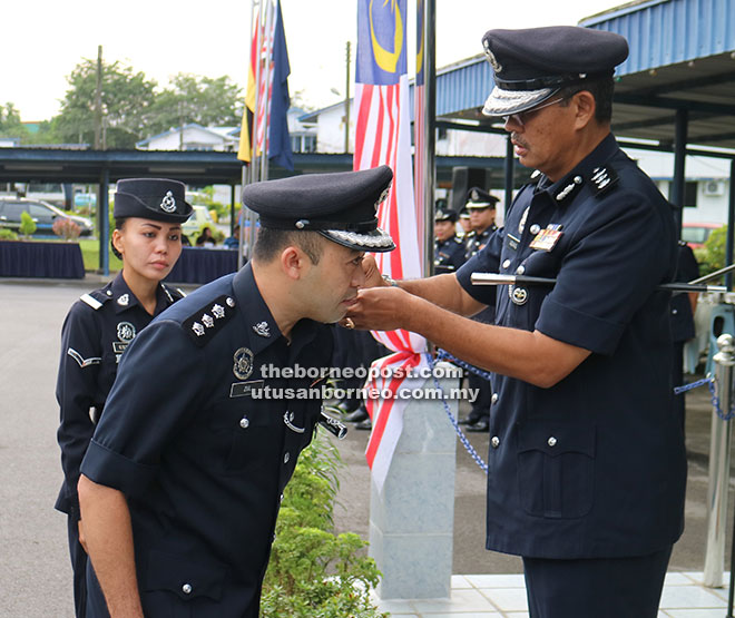  Abang Ahmad menyematkan pangkat kepada seorang pegawai yang dinaikkan pangkat pada majlis itu.