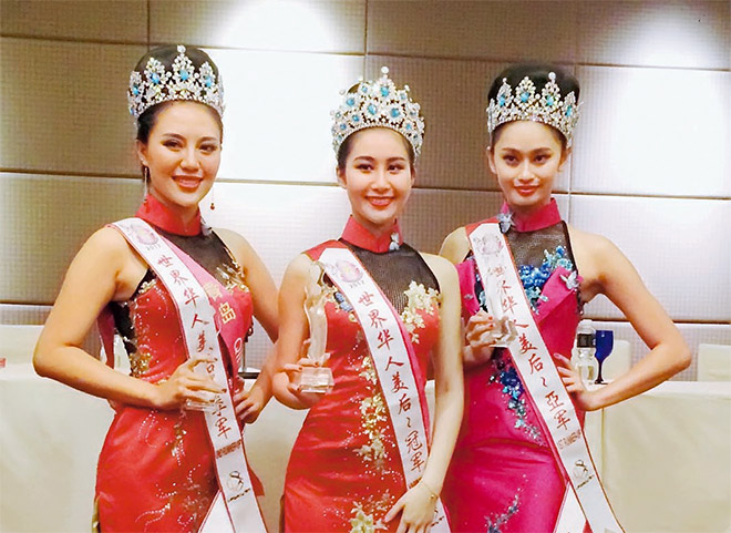  Yin Zhuo Qun (tengah) dari Shanghai, China dinobatkan sebagai Miss Chinese World 2017 di Petaling Jaya, semalam. Chang Yu Chin tempat kedua (kiri) manakala tempat ketiga Dai Tian. — Gambar Bernama