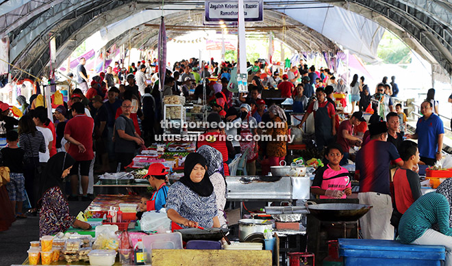 Suasana di Bazar Ramadan Stutong sebaik sahaja beroperasi semalam.