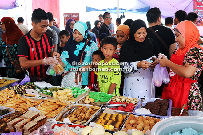  Masyarakat Islam mula membeli juadah untuk berbuka puasa di Bazar Ramadan Satok.