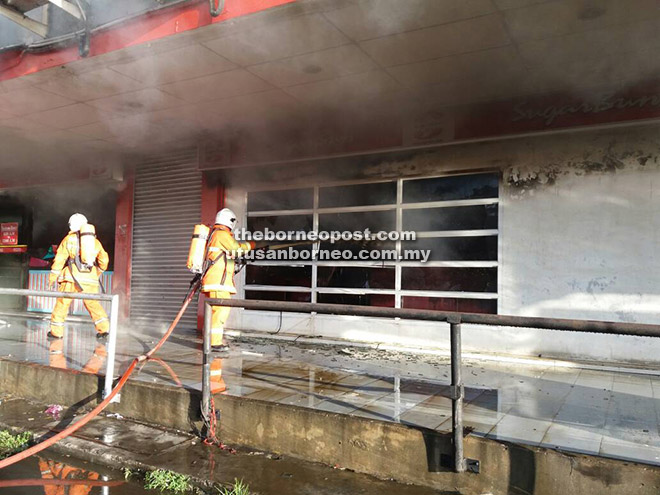  Anggota bomba berusaha memadamkan kebakaran di bahagian dalam restoran terbabit. 