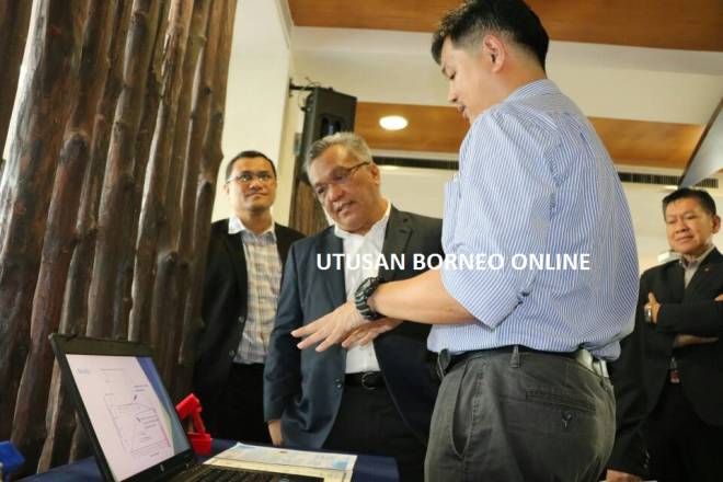  Dr Lau (kanan) menerangkan mengenai produk penyelidikannya kepada Naib Canselor Unimas Datuk Mohamad Kadim Suaidi.
