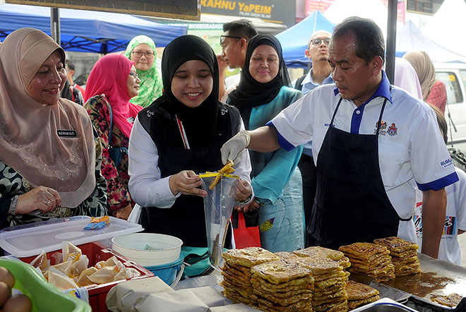  Ibrahim (kanan) mengambil sampel murtabak untuk ujian makmal selepas melancarkan Operasi Keselamatan Makanan Bazar di Jalan Jujur, Bandar Tun Razak dekat Kuala Lumpur, semalam. — Gambar Bernama