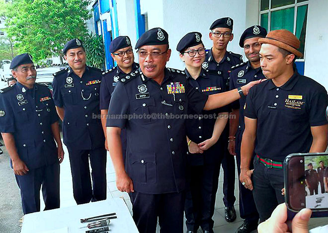  Shafien (tengah) menyatakan penghargaan kepada pengurus sebuah restoran kopitiam di Seksyen 15, Ahmad Faizalli di atas keberaniannya membantu polis menahan tiga anggota kumpulan pecah masuk restoran kopitiam dikenali sebagai Geng Muniandy Kopitiam pada sidang akhbar di Ibu Pejabat Polis Daerah (IPD) Shah Alam, semalam. — Gambar Bernama