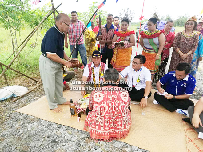  Safiee (duduk, kiri) bersama yang lain ketika berada dalam upacara ‘Miring’ simbolik sambutan Gawai.