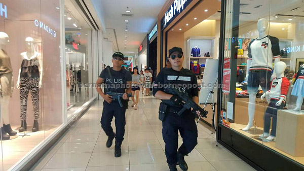  Anggota polis Johor melakukan pemeriksaan rambang dalam meningkatkan kawalan keselamatan bagi mencegah jenayah dan aktiviti kumpulan pengganas Daesh di tempat-tempat tumpuan orang awam seperti di pusat membeli belah, perhentian bas, Lapangan Terbang Antarabangsa Senai dan terminal feri di Johor Bahru semalam. — Gambar Bernama