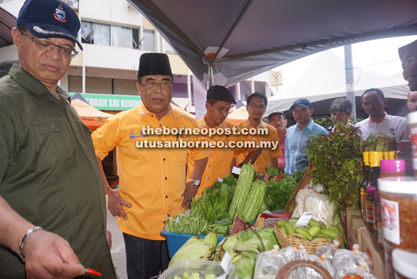  Yahya (dua kiri) melawat gerai-gerai yang terdapat di bazar Ramadan FAMA di Tapak Pasar Tani Kompleks Asia City, kelmarin.