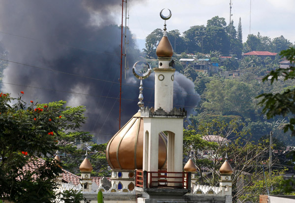  Asap berkepul-kepul dari lokasi pertempuran di antara askar kerajaan dan militan Maute dekat sebuah masjid di Marawi City, selatan Filipina semalam. — Gambar Reuters