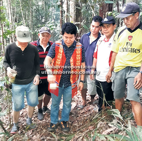  Dr Rayong menuangkan air tuak di tapak dipercayai kubur anak Bantin iaitu Rengga.