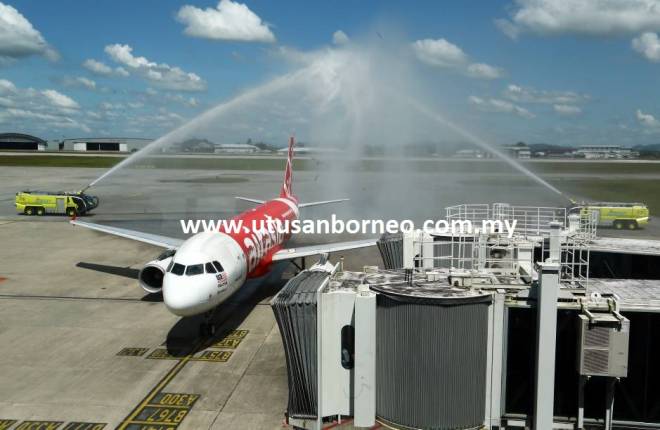 Penerbangan pertama AirAsia dari Pontianak ke Kuching tiba di Lapangan Terbang Antarabangsa Kuching (LTAK) di sini pada jam 1.50 petang tadi.