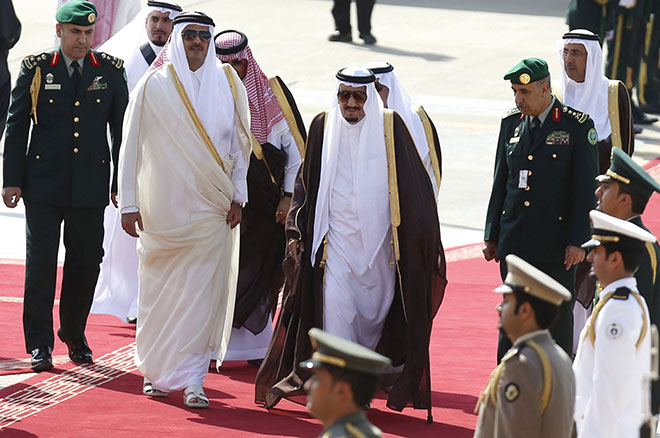  Raja Arab Saudi Salman Abdulaziz (tengah) menyambut ketibaan Sheikh Tamim sempena sidang kemuncak negara-negara Arab dan Amerika Selatan di Riyadh pada 10 November, 2015. — Gambar Reuters
