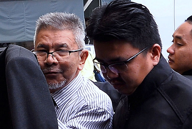  Ismail (kiri) dihadapkan ke Mahkamah Sesyen  semalam atas dua pertuduhan salah guna kuasa menerima suapan bernilai hampir RM8,000 pada Ogos 2015. — Gambar Bernama 