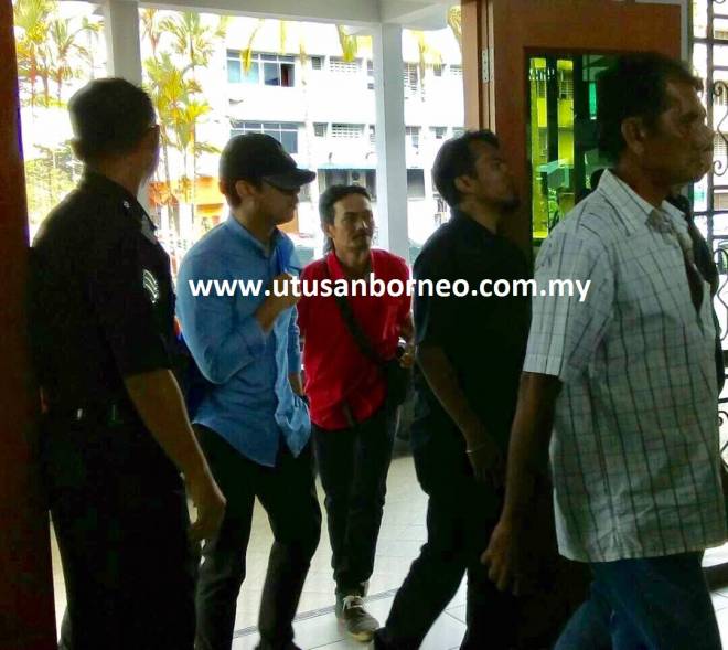  Azizul (dua kiri) dibawa memasuki semula Kompleks Mahkamah Sibu untuk proses ikat jamin.