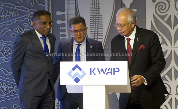  Najib (kanan) merasmikan pejabat baharu Kumpulan Wang Persaraan (Diperbadankan) (KWAP) sempena Sambutan Ulang Tahun Ke-10 KWAP di Kuala Lumpur kelmarin. Turut hadir Pengerusi KWAP Tan Sri Dr Mohd Irwan Serigar Abdullah (kiri) dan Wan Kamaruzaman. — Gambar Bernama