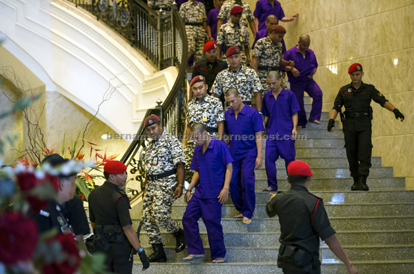  Anggota penjara dan polis mengawal ketat sebahagian penceroboh Lahad Datu bagi mendengar rayuan berkaitan hukuman melancarkan perang terhadap Yang di-Pertuan Agong dan menjadi anggota kumpulan pengganas di Mahkamah Rayuan Putrajaya dekat Putrajaya, semalam. — Gambar Bernama