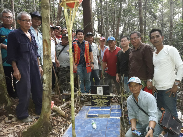  Dr Rayong bersama peserta ekspedisi yang menawan puncak Bukit Keruin bergambar bersama sebelum meninggalkan kubur wirawan Bantin.