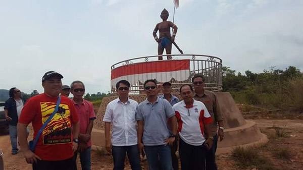  Penulis (depan, tiga kanan)   dan peserta ekspedisi bergambar di hadapan  tugu pahlawan terbilang, Temenggung Simpi Berdana.