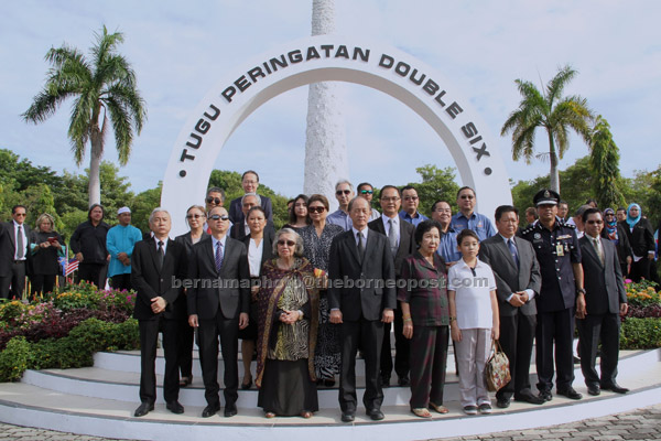  Edward (enam, kiri) bergambar bersama waris-waris terdekat selepas upacara meletakkan karangan bunga di Tugu Peringatan ‘Double Six’ semalam. — Gambar Bernama 