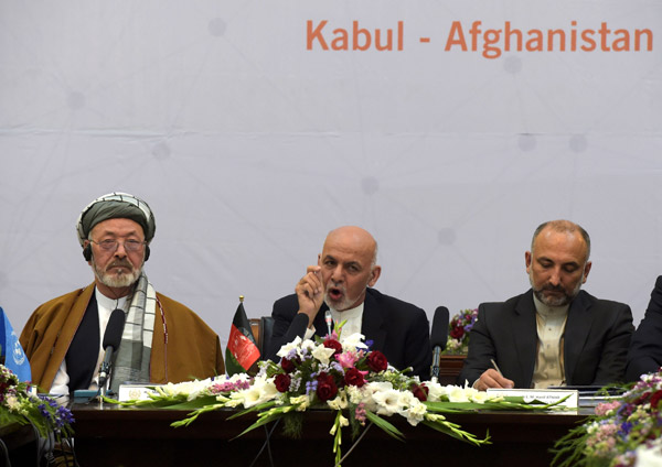  Ghani (tengah) berucap semasa menghadiri persidangan keamanan antarabangsa di Istana Presiden di Kabul, semalam. — Gambar AFP