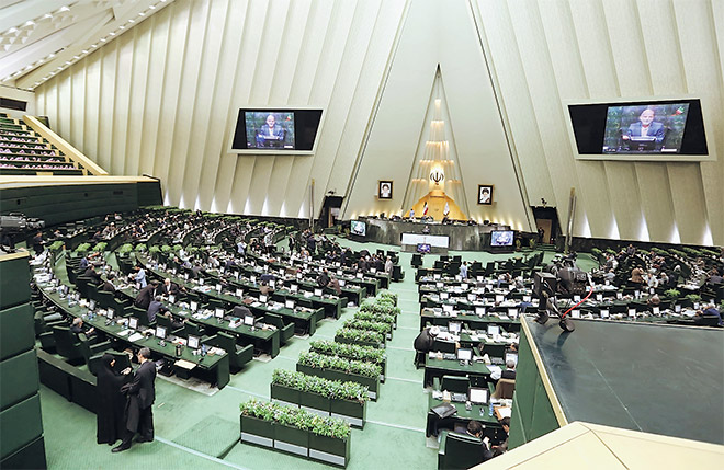  Gambar fail 1 Mac, 2016 menunjukkan Ahli Parlimen menghadiri sesi, manakala gambar fail 5 Februari 209 (kanan) menunjukkan makam Khomeini, juga di Tehran. — Gambar AFP
