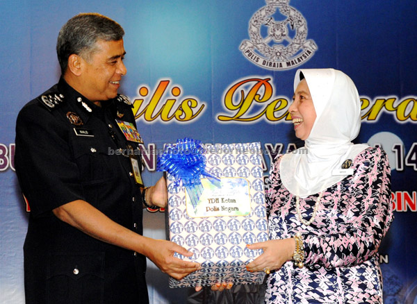  Khalid  menerima bungkusan kuih raya daripada Puan Sri Imran pada Majlis Sumbangan Bungkusan Kuih Raya Polis Diraja Malaysia Tahun 2017 di Mes Pegawai Kanan Bukit Aman, Kuala Lumpur, semalam. — Gambar Bernama