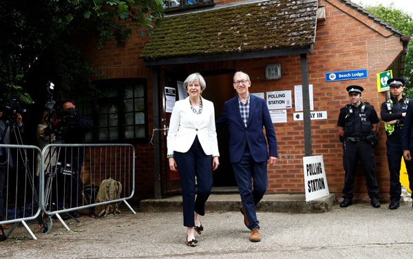  May bersama suaminya Philip dilihat beredar dari pusat mengundi di Sonning, Britain semalam. — Gambar Reuters