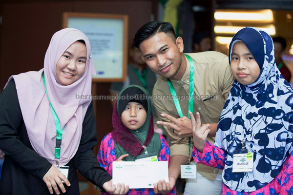  Antara anak yatim yang dibawa membeli-belah di Kompleks Ujana semalam bersempena Aidilfitri yang bakal menjelang tidak lama lagi. — Gambar Bernama 