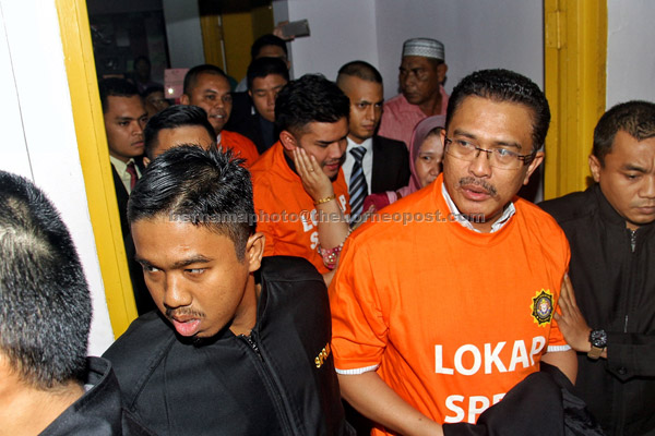  Abdul Latiff (depan tengah, baju oren) bersama anaknya Ahmad Fauzan (tengah, baju oren) dan Amir (belakang tengah, baju oren) dihadapkan ke Makhamah Sesyen semalam atas 21 tuduhan di bawah Akta Pencegahan Pengubahan Wang Haram, Pencegahan Pembiayaan Keganasan dan Hasil Daripada Aktiviti Haram melibatkan nilai RM35.78 juta di Johor Bahru. — Gambar Bernama