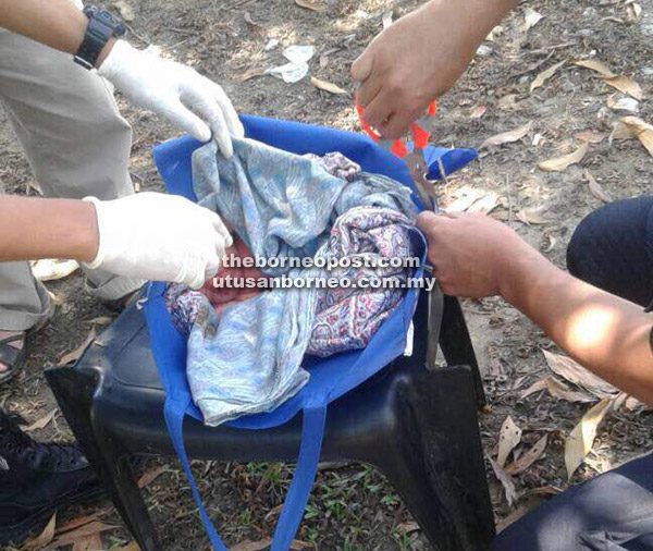  Keadaan bayi lelaki dalam bungkusan beg tidak berzip di tepi gerai yang menjual pulut cendol dan cucur udang di Jalan Salut, petang Isnin lalu.