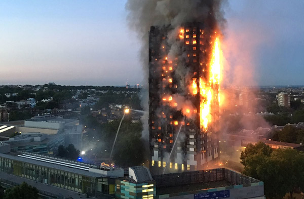  Gambar serahan penduduk tempatan Natalie Oxford awal semalam menunjukkan kebakaran marak memusnahkan blok flat 27 tingkat di barat London di mana usaha memadamkannya hanya mampu mencapai separuh daripada ketinggian bangunan itu. — Gambar AFP