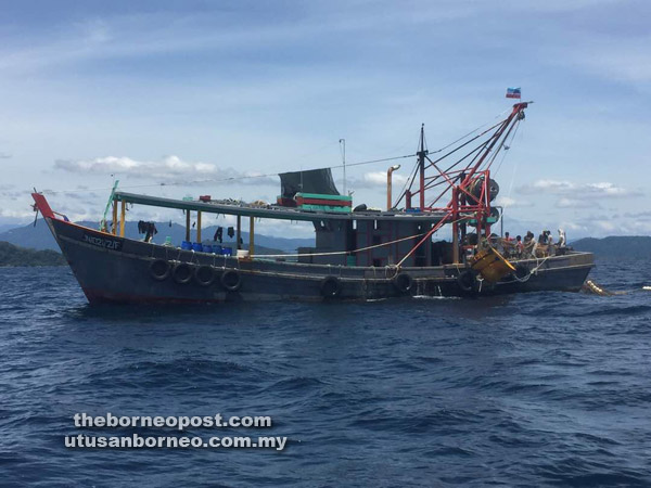  Bot tunda yang ditahan selepas didapati menangkap ikan sejauh dua batu nautika dari kawasan pantai Tanjung Dalit.