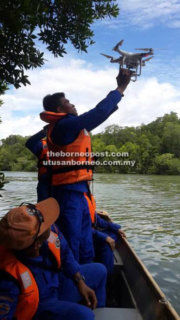  Salah seorang anggota APM menerbangkan drone semasa operasi SAR di hutan Mangkupa Kampung Popok.
