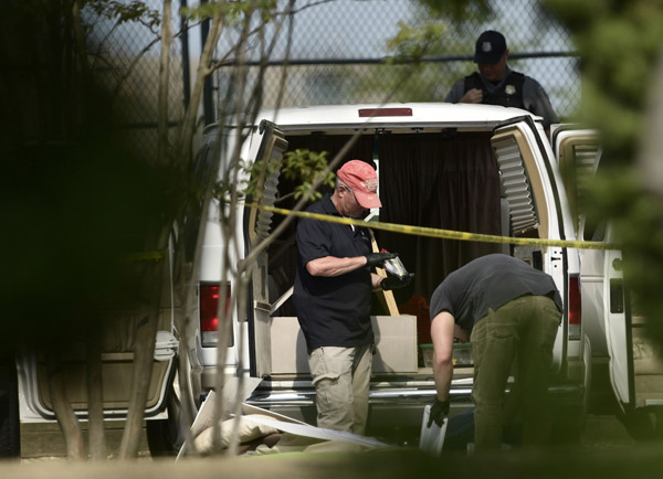  Ejen FBI dan penguat kuasa undang-undang lain memeriksa kenderaan dipercayai milik suspek selepas serangan tembakan semasa latihan perlawanan besbol amal untuk ahli Kongres Republikan di Eugene Simpson Statium Park di Alexandria, Virginia kelmarin. — Gambar AFP