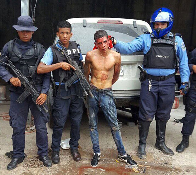  Gambar serahan Polis Negara Honduras menunjukkan Alvaro Euceda (tengah) yang disyaki membunuh Funez, ketika dalam tahanan polis di La Ceiba, sebuah bandar 300 kilometer ke utara Tegucigalpa kelmarin. — Gambar AFP