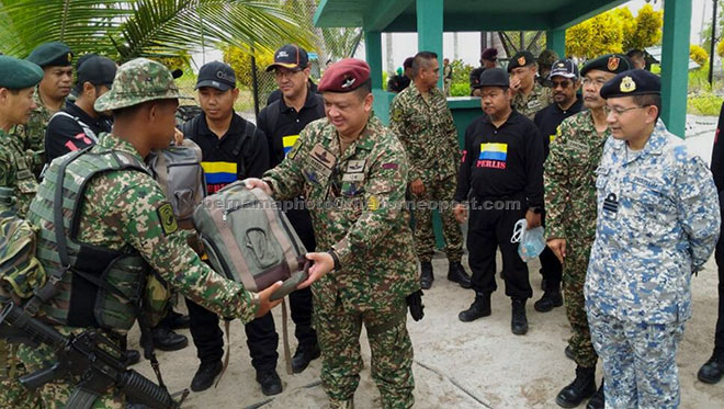  Tuanku Syed Faizuddin menyampaikan beg tugasan sumbangan Angkatan Tentera Malaysia (ATM) kepada anggota-anggota tentera yang bertugas di Pulau Sibuan, dekat Semporna, semalam. — Gambar Bernama