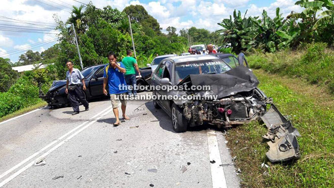  Keadaan dua daripada tiga kenderaan yang terlibat dalam kemalangan di Jalan Serian-Tebedu, semalam.