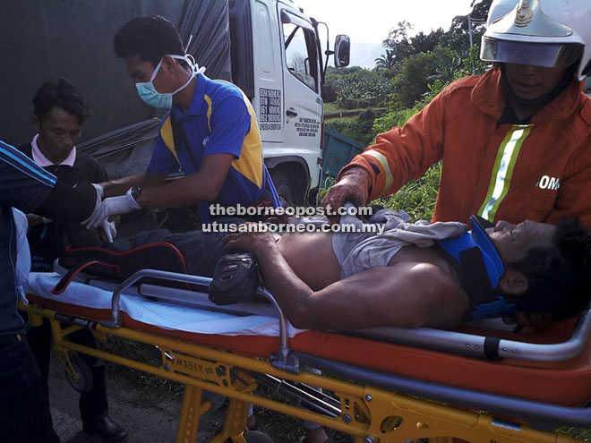  Kelindan lori dalam kemalangan di Batu 16 Jalan Serian-Balai Ringin diberi rawatan kecemasan.