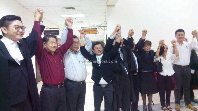Dr Ting (dua kanan) meraikan keputusan mahkamah bersama ahli-ahli DAP.