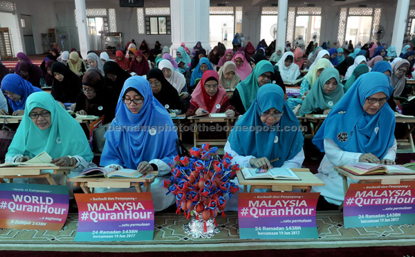  Peserta wanita mengalunkan ayat-ayat suci al-Quran pada program Quran Hour di Masjid Sultan Iskandar Bandar Dato Onn di Johor Bahru semalam. — Gambar Bernama