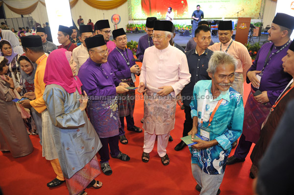  Najib beramah mesra dengan seniwati veteran penyanyi Uji Rashid semasa beliau dan isteri Datin Seri Rosmah Mansor menyampaikan sumbangan kepada para seniman veteran ketika meraikan Karyawan, Seniman, Budayawan, Sasterawan dan Penyiar pada majlis berbuka puasa di kediaman rasmi Seri Perdana, Putrajaya kelmarin. — Gambar Bernama