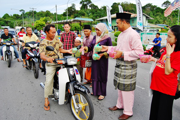  Pandai dan Faridah mengagih-agihkan bubur pedas kepada penduduk setempat.