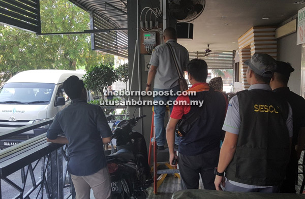  Pihak SESCo, EIU dan polis ketika menjalankan pemeriksaan terhadap dua premis didapati terlibat dengan kecurian elektrik di Bintulu.