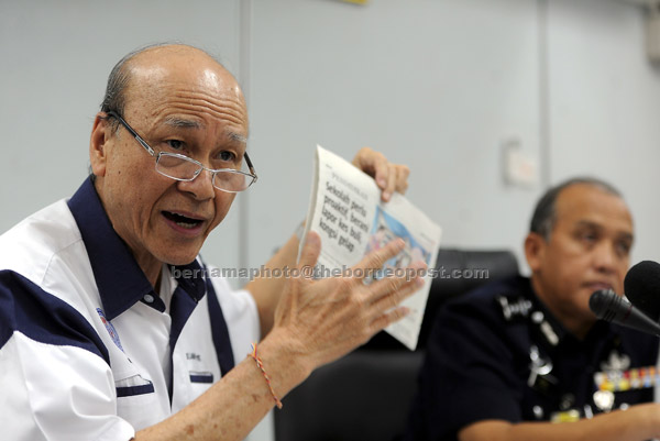  Lee menjawab soalan pada sidang media  selepas mengadakan kunjungan hormat kepada Rosli di Ibu Pejabat Polis Kontinjen (IPK) Pahang, Kuantan, semalam. — Gambar Bernama