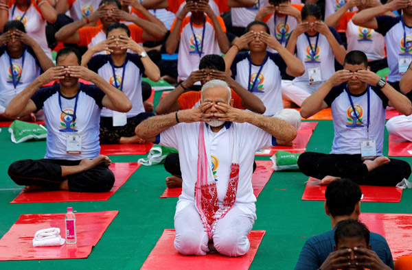  Modi mengetuai sesi yoga di Lucknow, semalam sempena Hari Yoga Antarabangsa. — Gambar Reuters